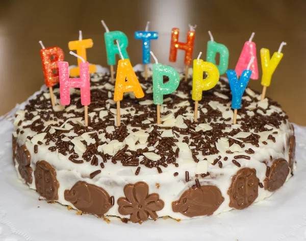 Doğum günü pastası mumlar ile. Doğum günün kutlu olsun — Stok fotoğraf