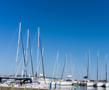Mavi gökyüzü, gemi direği, Avrupa şehri, Marinada karşı direk