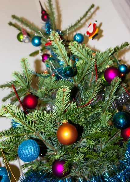 Decoración en el árbol de Navidad. Feliz Año Nuevo. imagen de fondo — Foto de Stock