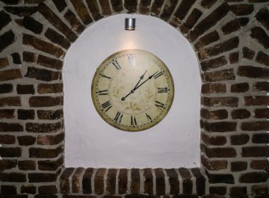 Duvar saati. eski şık saat. zaman para demektir