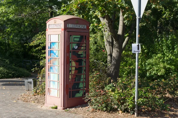 Gammal röd telefonkiosk, målade telefon box — Stockfoto