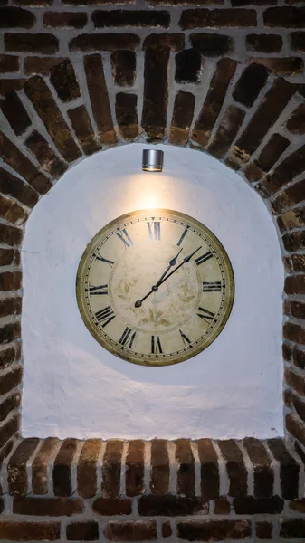 De klok van de muur. oude stijlvolle klok. tijd is geld — Stockfoto