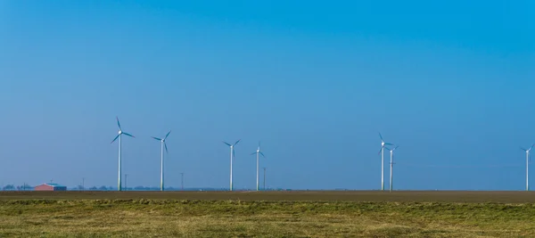 Větrné elektrárny vyrábějící elektřinu. Větrná energie. modrá obloha .inn — Stock fotografie