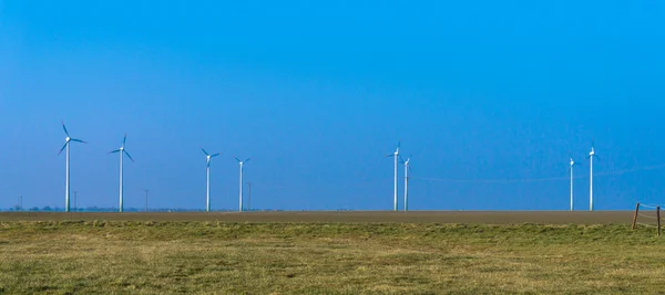 Větrné elektrárny vyrábějící elektřinu. Větrná energie. modrá obloha .inn — Stock fotografie