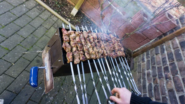 Shashlik - churrasco russo tradicional. carne em churrasco. smo — Fotografia de Stock