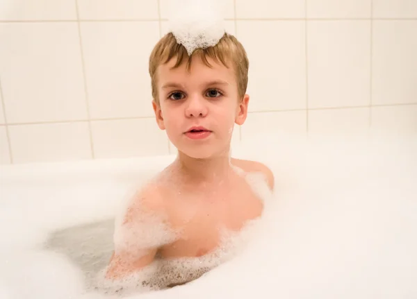 Menino de lavagem engraçado criança espuma — Fotografia de Stock