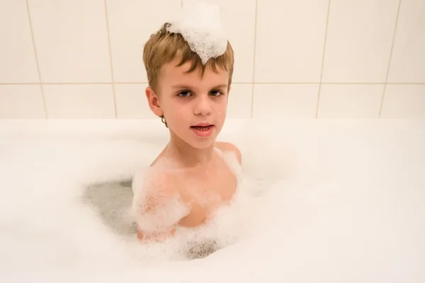 Menino de lavagem engraçado criança espuma — Fotografia de Stock