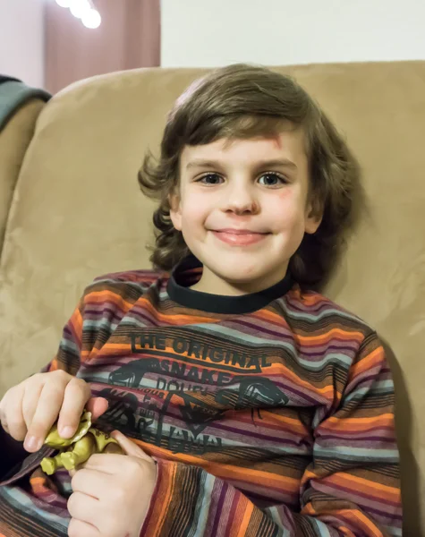 Boy with bruise and scratch on the face — Stock Photo, Image