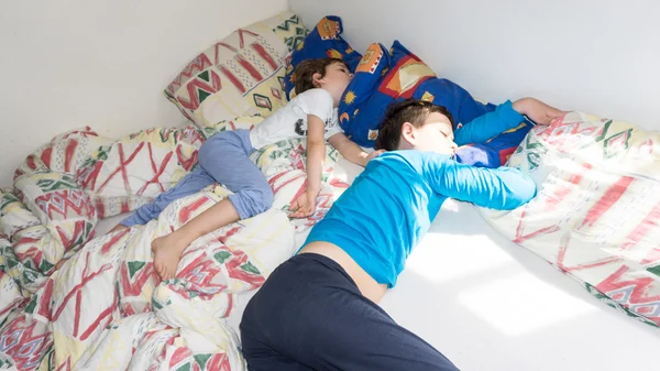 Dormindo crianças relaxar descansando meninos — Fotografia de Stock