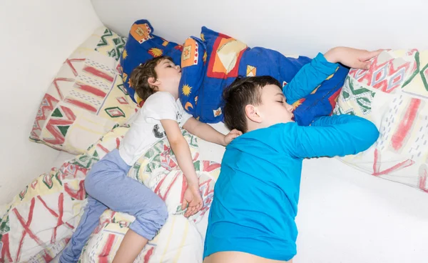 Dormir niños relajarse descansando chicos — Foto de Stock