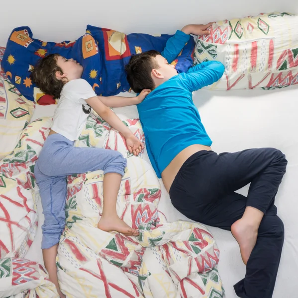 Dormir niños relajarse descansando chicos — Foto de Stock