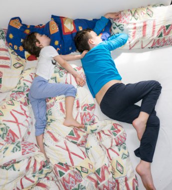 Uyuyan çocuklar dinlenme çocuklar sakin ol.