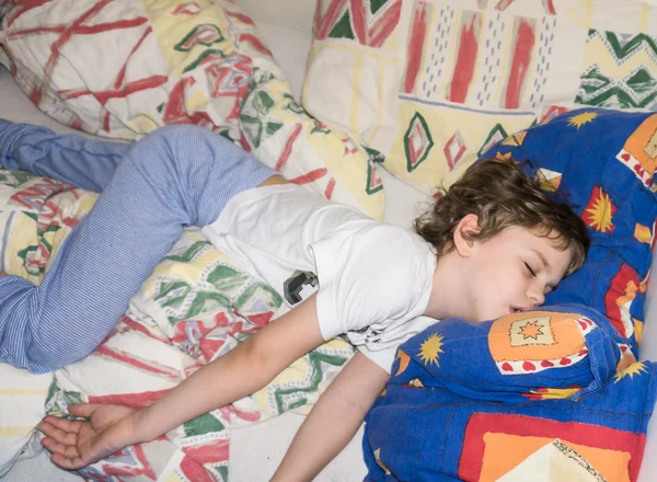 Dormir niños relajarse descansando chicos — Foto de Stock