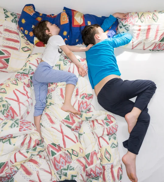 Schlafende Kinder entspannen ruhende Jungen — Stockfoto