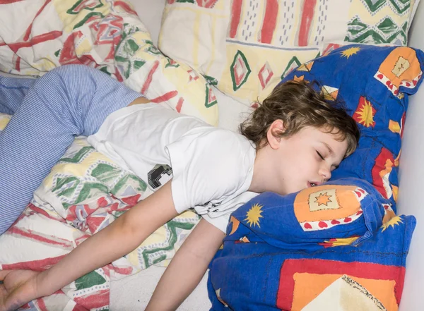 Dormindo crianças relaxar descansando meninos — Fotografia de Stock