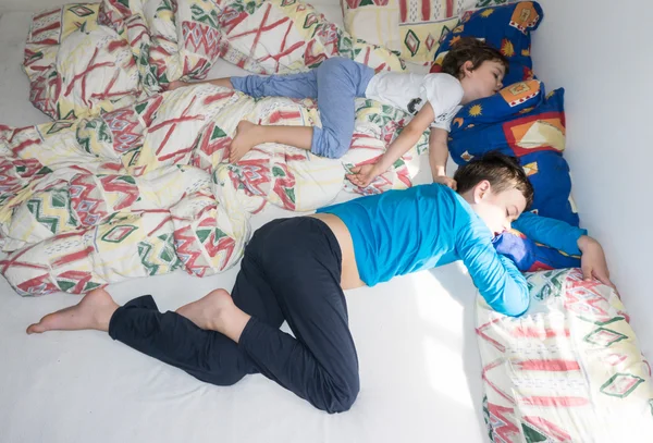 Dormindo crianças relaxar descansando meninos — Fotografia de Stock