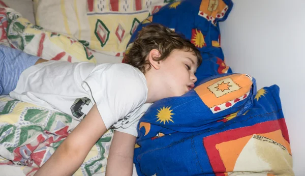 Спящие дети отдыхают мальчики — стоковое фото
