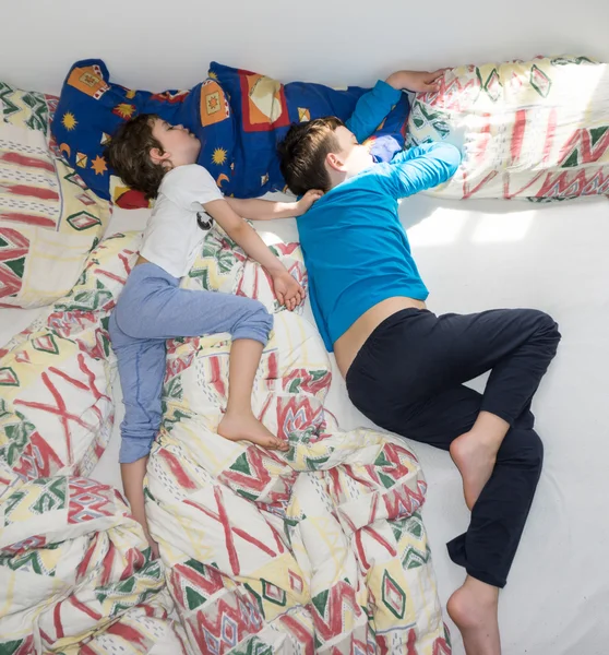 Dormir niños relajarse descansando chicos — Foto de Stock