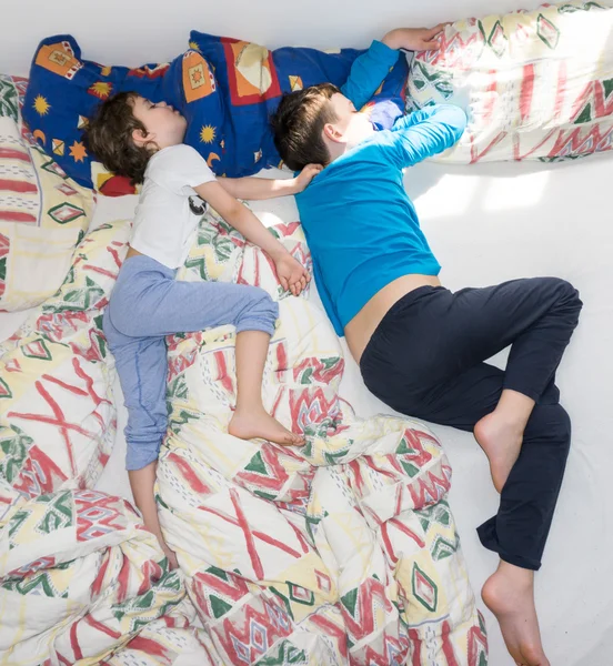 Schlafende Kinder entspannen ruhende Jungen brüten — Stockfoto