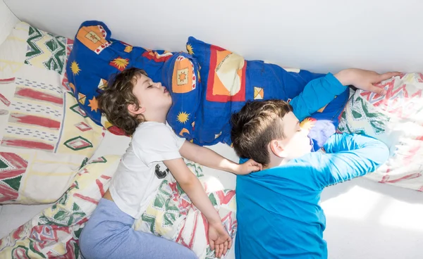 Slapende kinderen ontspannen rust jongens brothe — Stockfoto