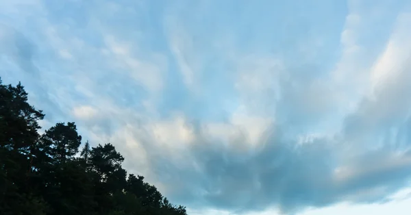 Cielo azul nubes puesta de sol — Foto de Stock