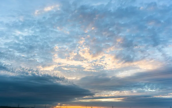 เมฆฟ้าสีฟ้าพระอาทิตย์ตก — ภาพถ่ายสต็อก