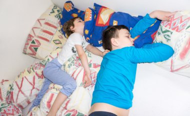 Uyuyan çocuklar dinlenme çocuklar sakin ol.