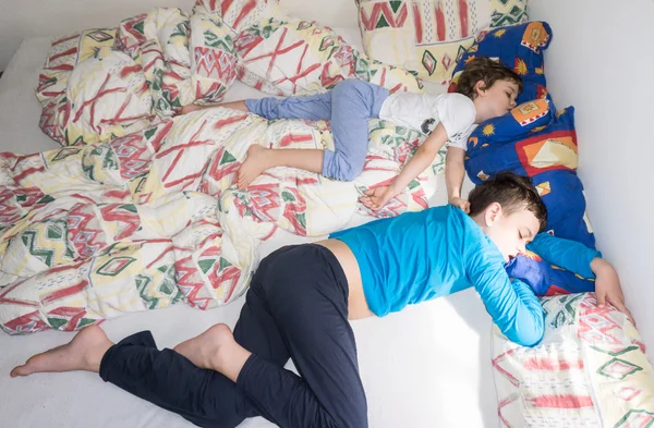 Спящие дети отдыхают мальчики — стоковое фото