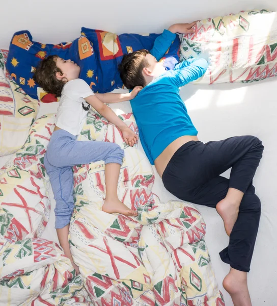 Sovande barn koppla av vilande pojkar — Stockfoto