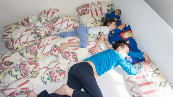 Dormir niños relajarse descansando chicos — Foto de Stock