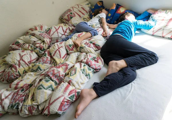 Sovande barn koppla av vilande pojkar Stockbild