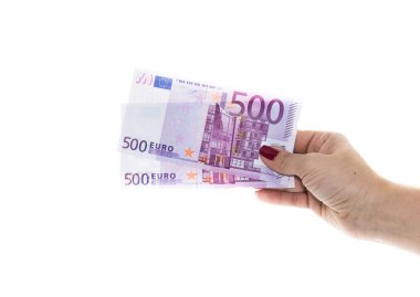 Beyaz arka plan üzerinde izole 500 euro para tutan el