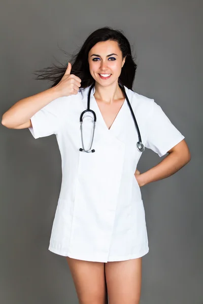 Femme médecin isolé sur fond blanc — Photo