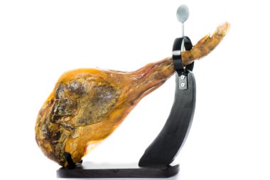 Jamon. Jamon serrano. Beyaz arka plan üzerinde İspanyolca jambon yakın çekim. 