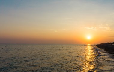 güzel deniz günbatımı ve plaj