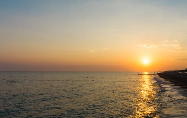 Schöner Sonnenuntergang am Meer und Strand — Stockfoto