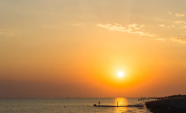 Schöner Sonnenuntergang am Meer und Strand — Stockfoto