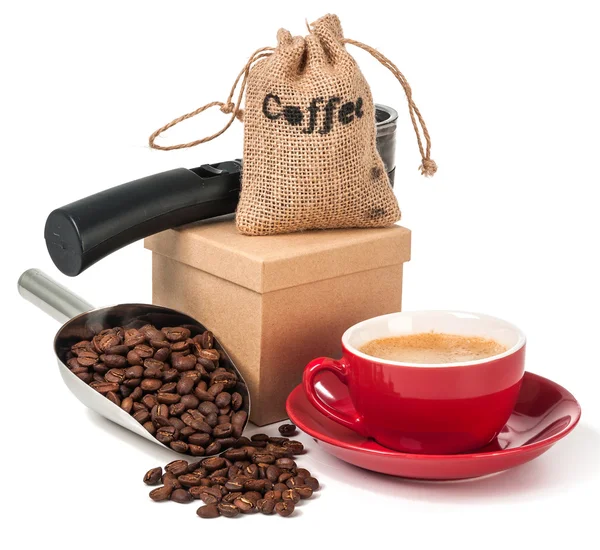 Fincan kahve ve kahve çekirdekleri izole — Stok fotoğraf