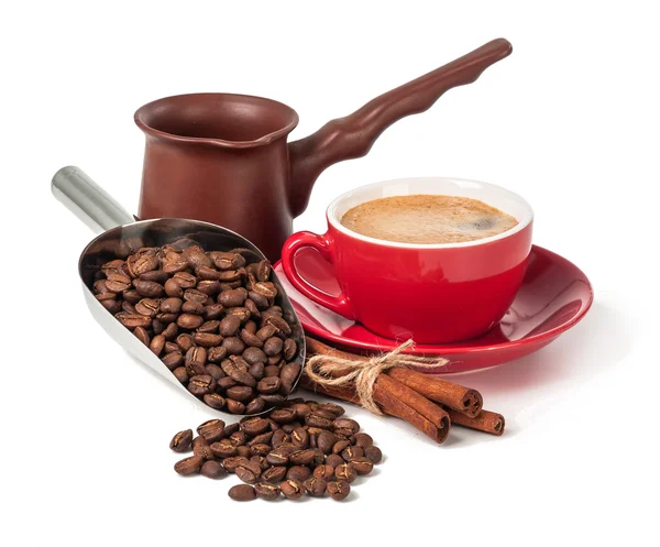 Kawy i filiżanki kawy na białym tle — Zdjęcie stockowe