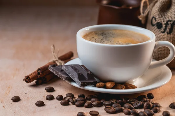 Taza de café y granos de café — Foto de Stock