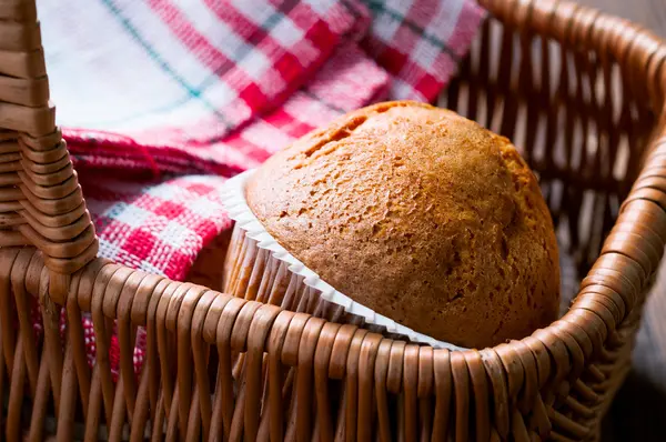 Cupcakes in a basket — Stock Photo, Image