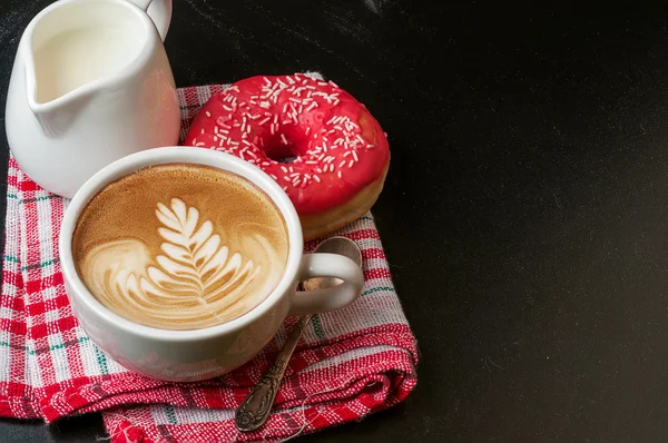 Kaffee mit Milch und Donut — Stockfoto