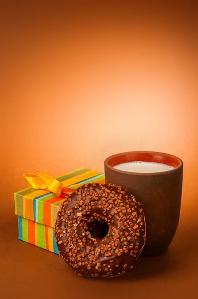 Donut com leite — Fotografia de Stock