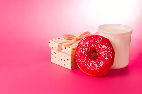 Donut met melk — Stockfoto