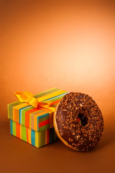 Donut e presente — Fotografia de Stock