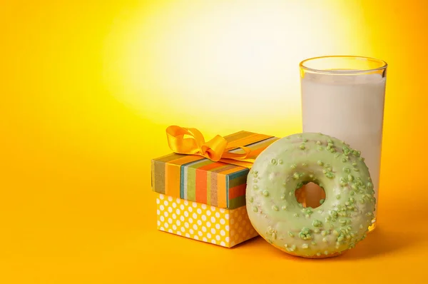 Donut met melk — Stockfoto