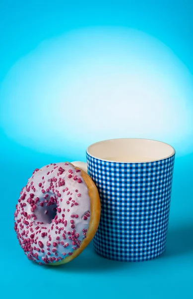 Donut com leite — Fotografia de Stock