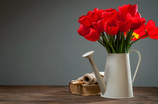 Tulipaner i vanning – stockfoto