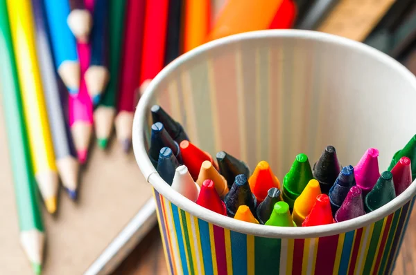 Crayons de cire dans un verre — Photo