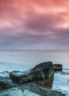 gündoğumu denizde kayalarda